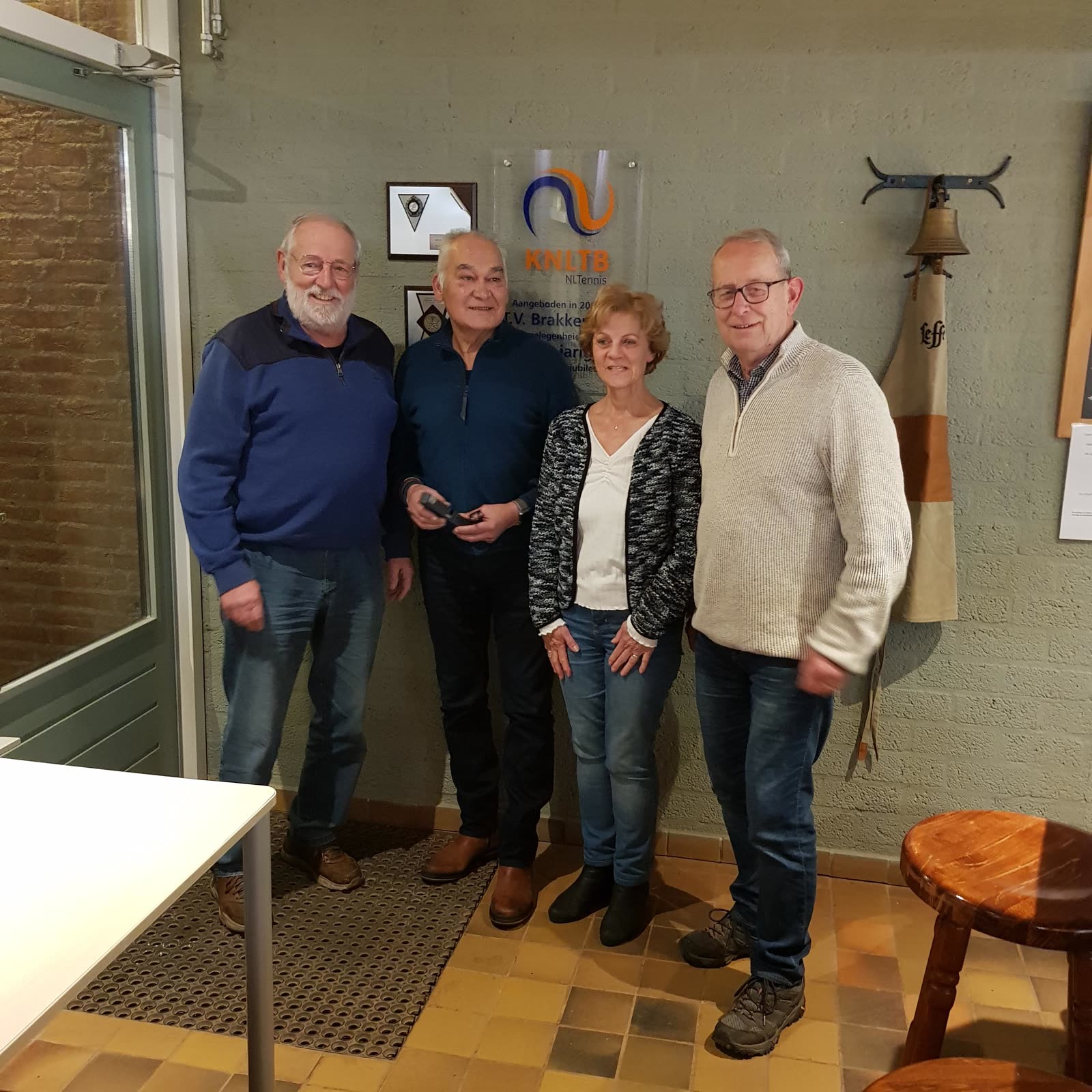 vlnr: Jos Kok, Fred van Davelaar en Henny en Riny Stunnenberg. Jubilaris Annelies Scheers ontbreekt op de foto.